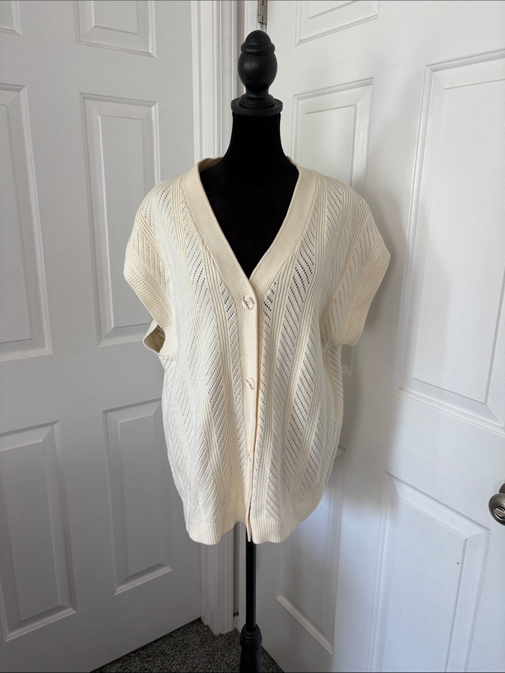 Liverpool Los Angeles sleeveless cardigan button-front sweater vest in cream